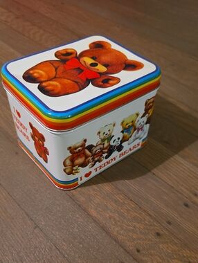 Cheinco Vintage 1984 White Teddy Bear Tin Storage Box with Rainbow Trim